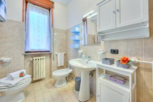 Koupelna v ubytování Cedar House Villa Few Minutes From Lake - Happy Rentals