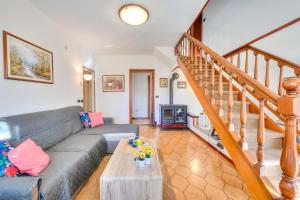 Posezení v ubytování Cedar House Villa Few Minutes From Lake - Happy Rentals