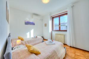 Postel nebo postele na pokoji v ubytování Cedar House Villa Few Minutes From Lake - Happy Rentals