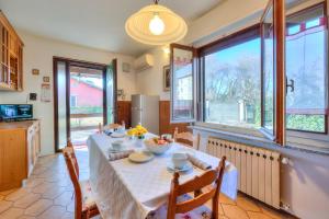 Kuchyň nebo kuchyňský kout v ubytování Cedar House Villa Few Minutes From Lake - Happy Rentals