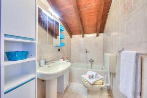 Koupelna v ubytování Cedar House Villa Few Minutes From Lake - Happy Rentals + 30 fotografií