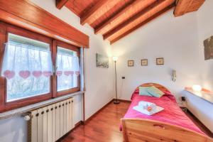 Postel nebo postele na pokoji v ubytování Cedar House Villa Few Minutes From Lake - Happy Rentals