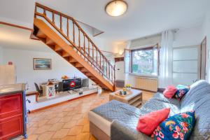Posezení v ubytování Cedar House Villa Few Minutes From Lake - Happy Rentals