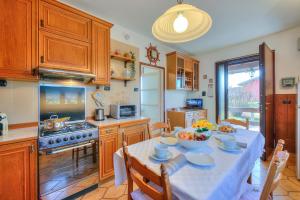 Kuchyň nebo kuchyňský kout v ubytování Cedar House Villa Few Minutes From Lake - Happy Rentals