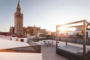 un balcón con vistas a un edificio con una torre de reloj en Welldone Cathedral, en Sevilla