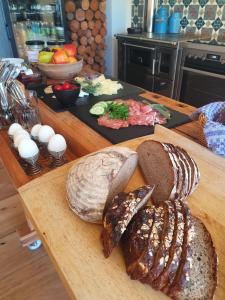 ein Schneidebrett mit Brot und Fleisch auf dem Tisch in der Unterkunft Scherauer Hof in Leinburg