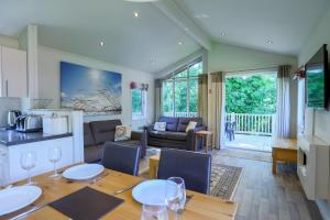 kuchnia i salon ze stołem i krzesłami w obiekcie TipTree Holiday Home in South Devon w mieście Chudleigh