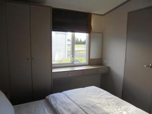 um quarto com uma cama e uma janela em 6 Berth Grange Leisure Park Mablethorpe Stonewood em Mablethorpe