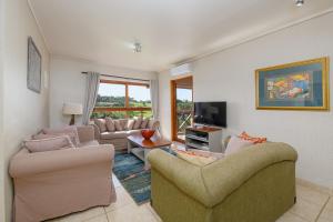 ein Wohnzimmer mit 2 Sofas und einem TV in der Unterkunft San Lameer Villa 10415 - 2 Bedroom Classic - 4 pax - San Lameer Rental Agency in Southbroom