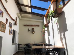 ein Zimmer mit Tischen und Stühlen in einem Restaurant in der Unterkunft El Colorín in Los Molinos