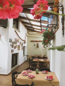 eine Gruppe von Tischen in einem Zimmer mit Blumen in der Unterkunft El Colorín in Los Molinos