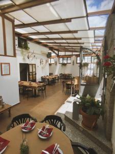 restauracja ze stołami i krzesłami oraz szklanym sufitem w obiekcie El Colorín w mieście Los Molinos