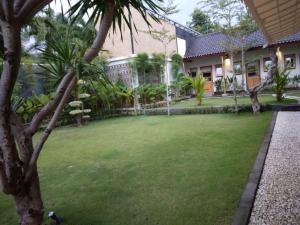 Aed väljaspool majutusasutust Roots Hotel Senggigi