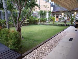 Aed väljaspool majutusasutust Roots Hotel Senggigi