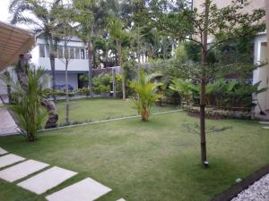 Aed väljaspool majutusasutust Roots Hotel Senggigi
