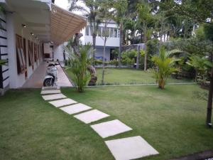 Aed väljaspool majutusasutust Roots Hotel Senggigi