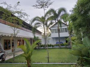 Aed väljaspool majutusasutust Roots Hotel Senggigi