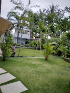 Aed väljaspool majutusasutust Roots Hotel Senggigi