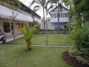Aed väljaspool majutusasutust Roots Hotel Senggigi