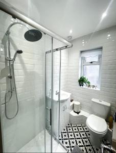 e bagno con doccia, servizi igienici e lavandino. di Large Walton House - EFC & LFC a Liverpool