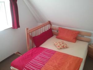 un piccolo letto con due cuscini sopra in una stanza di Landhaus im Grünen - Carpe Diem a Grammendorf