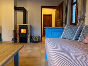 1 dormitorio con 1 cama y chimenea en Chata GOLDENBACH, en Malá Morava