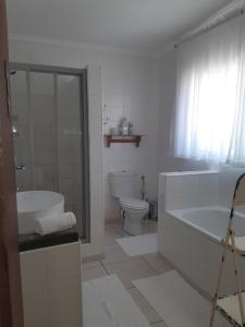Aspasia Agency CC في مارينتل: حمام أبيض مع حوض ومرحاض