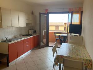 eine Küche mit einem Tisch und einem Esszimmer in der Unterkunft Appartamento Incanto Castelsardo Sardegna in Castelsardo