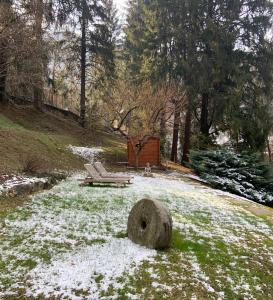 un banco y una mesa de picnic en un patio cubierto de nieve en Il Mulino di Valeria, en Canzo