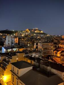- une vue sur une ville de nuit avec des bâtiments dans l'établissement Areos, à Athènes