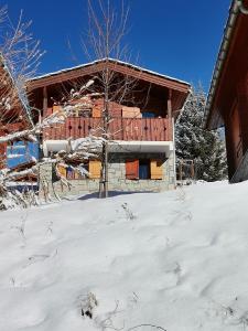 een gebouw met sneeuw ervoor bij Chalet C4 Les Marmottes in Valmeinier