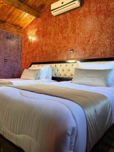 Ein Bett oder Betten in einem Zimmer der Unterkunft Dar Alfourssane Ferme d’hôte