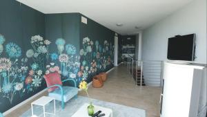 フランカヴィッラ・アル・マーレにあるVilla Verna Agriresortの壁に花の壁画が施された廊下