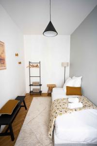 Schlafzimmer mit weißen Wänden, einem Bett und einem Tisch in der Unterkunft DIFY Rue Pasteur - Quai du Rhone in Lyon