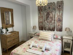 una camera da letto con un letto e asciugamani di Estiloso apartamento en Casco Histórico a Siviglia