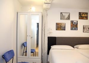 A bed or beds in a room at PISO REFORMADO FRENTE A LA CATEDRAL