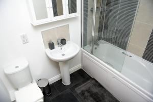 ein Bad mit einem Waschbecken, einem WC und einer Dusche in der Unterkunft Spacious 3 Bed House in Bristol in Bristol