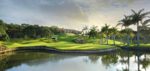 una representación de un campo de golf con un estanque en San Lameer Villa 10415 - 2 Bedroom Classic - 4 pax - San Lameer Rental Agency, en Southbroom