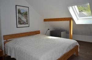 a bedroom with a white bed with a window at Ferienwohnungen am Stadtpalais in Bernkastel-Kues