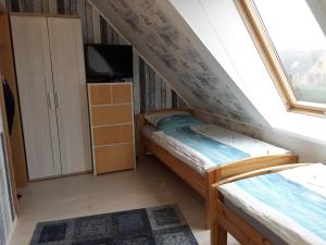Ferienwohnung Nordlicht في Nortorf: غرفة نوم بسريرين بطابقين ونافذة