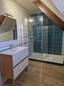 een badkamer met een wastafel en een douche bij Leira 
