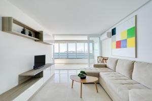 salon z kanapą i telewizorem w obiekcie Levante Sunset Luxury apartment Don Miguel w mieście Benidorm