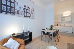 eine Küche und ein Esszimmer mit einem Tisch und Stühlen in der Unterkunft South Cosy Residence in Brüssel