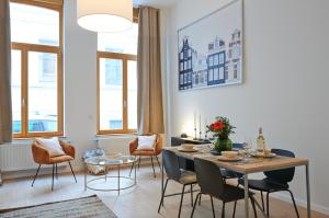 ein Wohnzimmer mit einem Esstisch und Stühlen in der Unterkunft South Cosy Residence in Brüssel