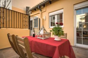 バレンシアにあるBeds & Breaks Verdi 2の赤いテーブルクロスと花のテーブル