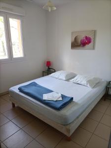 Un dormitorio con una cama con una manta azul. en Domaine des Garrigues, en Grospierres