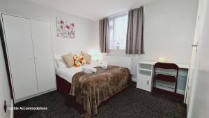 a small bedroom with a bed and a window at Blueville House, Bluewater, 4 Bedroom Houses, Greenhithe, Dartford, Kent-Hosted by Castile Accommodations Ltd in Kent