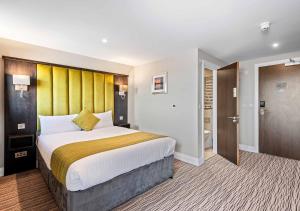 Postel nebo postele na pokoji v ubytování St Nicholas Hotel Colchester