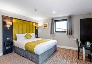 Postel nebo postele na pokoji v ubytování St Nicholas Hotel Colchester
