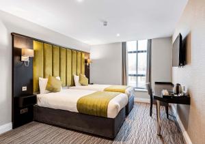 Postel nebo postele na pokoji v ubytování St Nicholas Hotel Colchester
